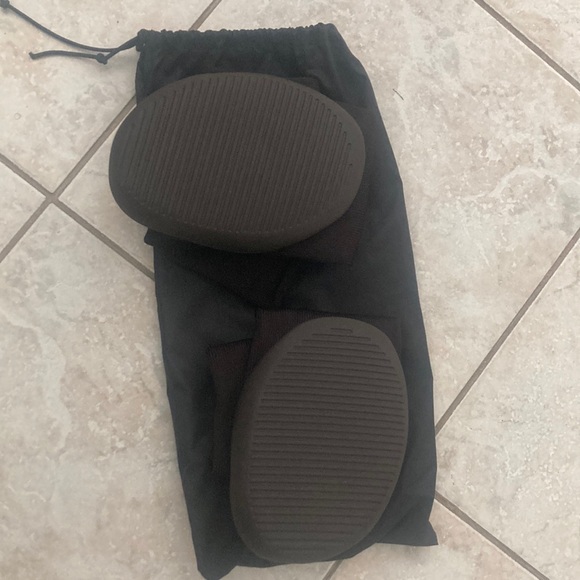 Yzy Yeezy pods size 3 - Picture 2 of 3